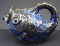 Auktion 348 / Los 9015 <br>Krug in Fischform, Design Michael Andersen&amp;Son, Danmark, gemarkt, H-11 cm, L-16 cm