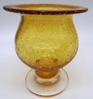 Auktion 348 / Los 10008 <br>Kunstglasvase, Bernsteinfarben mit Luftbläschen, klarer Stand, H-15 cm, D-12 cm