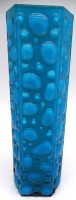 Auktion 348 / Los 10009 <br>6-eckige Überfang-Vase, blau mit Blasendekor, H-23 cm
