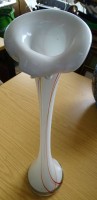 Auktion 348 / Los 10019 <br>Stielvase, weiss/rot, H-40 cm