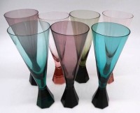 Auktion 357 / Los 10024 <br>7x Sektflöten "Friedrich-Glas" bunt getönt, H-18 cm, 2x Rand mit minimalen Chips