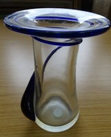Auktion 358 / Los 10010 <br>klare Vase mit blauen Aufschmelzungen, H-14 cm