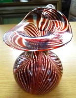 Auktion 348 / Los 10029 <br>Henkelvase, rote Streifen, "Joska" H-16 cm