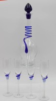 Auktion 348 / Los 10033 <br>Kunstglas-Karaffe mit 4 Gläsern, je mit blauer Fadenauflage, ca. H-35cm u. H-20,5cm.