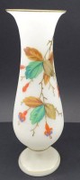 Auktion 348 / Los 10046 <br>Biedermeier Milchglasvase mit floralen Dekor, Handarbeit, H-33 cm