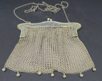 Auktion 348 / Los 11002 <br>gr. Jugendstil Kettentasche "German Silver" gemarkt, 16x15 cm, ca. 300 gr., Gebrauchsspuren