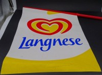 Auktion 348 / Los 15002 <br>Langnese Eis Werbefahne mit Kunststoff-Stock, neuwertige Lagerware, wohl 80/90er,