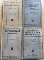 Auktion 348 / Los 3001 <br>4x medizinische Lehrbücher um 1915, gut erhalten und reich bebildert
