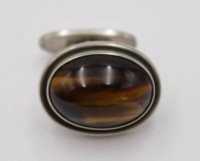 Auktion 348 / Los 1016 <br>einzelner Manschettenknopf, Georg Jensen, Tigerauge, No. 44A, Kopf L-2cm