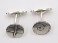 Auktion 348 / Los 1019 <br>Paar Manschettenknöpfe, Georg Jensen, Sterling, No. 176, 13,7gr., Kopf ca. 1,5cm