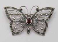 Auktion 348 / Los 1023 <br>925er Schmetterlingsbrosche, filigran gearbeitet, Markasiten und wohl Granat, 8,2gr., 3 x 5cm.