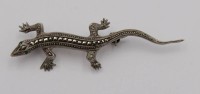 Auktion 348 / Los 1026 <br>Echsenbrosche in 800er Silber, Markasitenbesatz, Augen mit grünen Steinen wohl Smaragde, 4,1gr., L-5,5cm