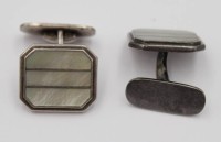 Auktion 348 / Los 1038 <br>Paar Manschettenknöpfe, 835er Silber, Perlmuttbesatz, 11gr., 1,5 x 1,5cm