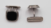 Auktion 348 / Los 1040 <br>Paar Manschettenknöpfe, 835er Silber mit Onyx, ca. 9,3gr., Kopf 1x 1cm