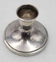 Auktion 348 / Los 11017 <br>kl. Silberleuchter, Dänemark 1957, gefüllter Stand, Alters-u. Gebrauchsspuren, zus. 84gr., ca. H-6cm