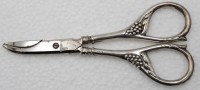 Auktion 348 / Los 11033 <br>Traubenschere, 830er Silbergriffe, L-15cm