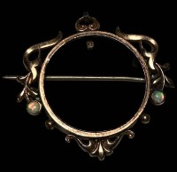 Auktion 348 / Los 1044 <br>Biedermeier Schaumgoldfassung, wohl Münze?, mit 2 kl. Opalen, D-innen ca. 2 cm