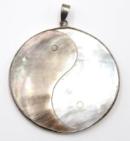 Auktion 375<br>gr. Perlmuttanh&auml;nger, versilberte Fassung, D-5cm
