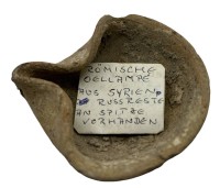 Auktion 348 / Los 15010 <br>Ton Öllampe aus Syrien, lt. beiliegenden Zettel ca. 200 v.Christus, ca. 7,5x7,5 cm