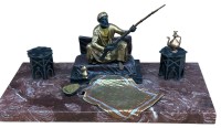 Auktion 348 / Los 15011 <br>Franz Xavier BERGMANN (1861-1936), Wiener Bronze-Schreibtischablage mit Beduinen und 2 Tintenfass-Halter auf Marmorplatte, 36x18 cm, H-16 cm, gut erhalten und farbig gefasst, verso.Signet und signiert