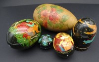 Auktion 348 / Los 15012 <br>5x div. russische Lackarbeiten, 4x davon Eier, grösste 17 cm, kleinste 5 cm