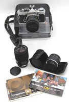 Auktion 348 / Los 16012 <br>Fotoapparat, Olympus OM-2, in Tasche, anbei Objektiv und Adapter, Funktion nicht geprüft