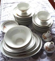 Auktion 352 / Los 8055 <br>Speiseservice "Rosenthal" Romanze, Entw. von B. Winblad, 37 Teile, kpl. für 12 Personen