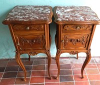 Auktion 352 / Los 14003 <br>2 kl. Kommoden, Nussbaum mit Marmorplatten, Chippendale, H-90 cm, 40x40 cm