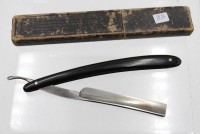 Auktion 348 / Los 16026 <br>altes Rasiermesser in Pappschachtel, ca. L-15cm