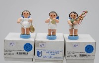 Auktion 348 / Los 15041 <br>3x Musik-Engel, Fa. Uhlig, Seiffen, je mit orig. Karton, ca. H-6cm.