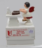 Auktion 348 / Los 15043 <br>Engel an Zither, Fa. Uhlig, Seiffen, orig. Karton, ca. H-5,5cm
