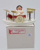 Auktion 348 / Los 15044 <br>Engel an Schlagzeug, Fa. Uhlig, Seiffen, orig. Karton, ca. H-6cm B-11,5cm