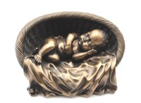Auktion 348 / Los 15047 <br>Figur, schlafendes Baby, Kunstmasse bronziert, H-9cm B-16cm