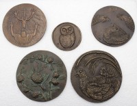 Auktion 348 / Los 15050 <br>5x div., Bronze-Plaketten, wohl jagdlich, Größte ca. D-13cm, je monogrammiert