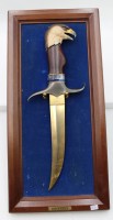 Auktion 348 / Los 16045 <br>Deko-Dolch, Eagle Knife, mit Wandhalter, Dolch 36,5cm, Halter 45 x 22cm