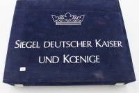 Auktion 348 / Los 15061 <br>Sammelset, Siegel Deutscher Kaiser und Könige, in Kasten
