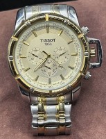 Los 2057 <br>Tissot Chronograph mit orig. Band, Quartzwerk l&auml;uft (Tachymeter falsch geschrieben?) Stahl/Gold XL Gr&ouml;sse, B-5,5 cm