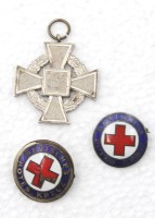 Auktion 348 / Los 7019 <br>2x Abzeichen Deutsche Rotes Kreuz (defekt) sowie Treue-Dienstabzeichen entnazifiziert
