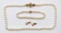 Auktion 362 / Los 1011 <br>sehr schönes Zuchtperlen-Set, Kette mit 750er GG Magnetschließe, Armband mit 750er GG Magnetschließe sowie Paar Ohrstecker mit 750er GG Monturen, Schließen und Ohrstecker besetzt mit kl. Brillanten, Kette L-44cm, Armband L-19cm