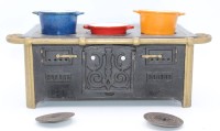 Los 12068 <br>gusseiserner Puppenherd mit 3 Töpfen, älter, H-12,5cm B-34,5cm T-21,7cm