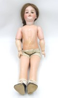 Los 12069 <br>Masse-Puppe, Porzellankopf, Simon u. Halbig, offener Mund mit Zähnchen, Körper stark beschädigt, Perücke geklebt, ca. H-56cm.