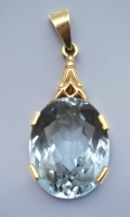 Auktion 349 / Los 1000 <br>Anhänger mit facett. hellblauen Stein (Aquamarin) in 585er GG Fassung, zus. ca. 6,4gr., 3,5 x 1,5cm