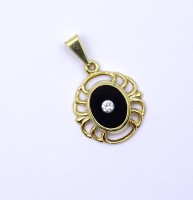 Auktion 349 / Los 1047 <br>Goldanhänger GG 0.333 mit Onyx und einen rund facc.klaren Stein,L- 2,5cm, 0,96gr.