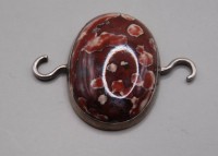 Auktion 371<br>gr. Anh&auml;nger, Silber-835-, r&ouml;tl. marmorierter Stein, 26,9 gr., 4,2x5 cm
