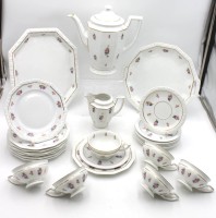 Auktion 349 / Los 8000 <br>Restservice, Rosenthal, Form Maria, Streublümchen, Kaffeekanne, Sahnekännchen, 2x div. Kuchenplatten, 8x Kuchenteller (1x bestossen), 8x U.T., 6x Tassen (H-5,5cm), Kanne H-24cm