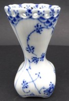 Auktion 349 / Los 8008 <br>kl. Vase "Royal Copenhagen" Muselmalet Vollspitze, H-10 cm