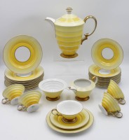 Auktion 349 / Los 8013 <br>Art-Déco Rest-Kaffeeservice, Hutschenreuther, gelbe Glasur, 31 Teile, Kaffeekanne, Milch und Zucker (Deckel fehlt), 5x Tassen, 12x U.T., 11x Kuchenteller, Kanne H-23,5cm Tassen H-5,4cm