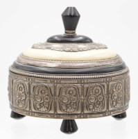 Auktion 349 / Los 11011 <br>schöne Art-Déco Deckeldose, 800er Silber, gemarkt "K&amp;K", Deckel und Füsse wohl aus Bakelit, ohne Deckel ca. 78,8gr. (kompl. 199,7gr.), H-9,5cm B-10cm T-7,5cm
