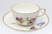 Auktion 349 / Los 8025 <br>Teetasse mit U.T., KPM Berlin um 1900, Blumen- und Insektenbemalung, Tasse H-5,5cm