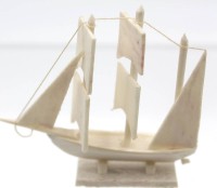 Auktion 349 / Los 15018 <br>kl. Schiffsmodell aus Bein gefertigt, älter, H-6,8cm B-7,5cm